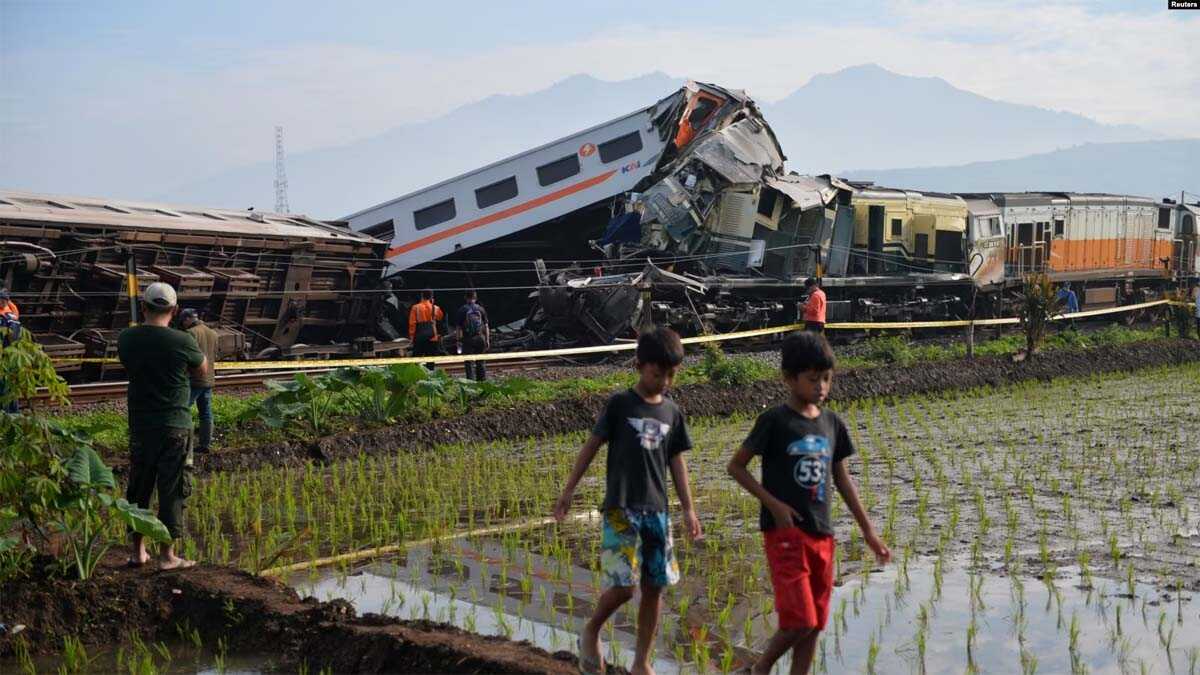 kecelakaan kereta api di bandung Sejumlah warga berkumpul di lokasi tabrakan antara kereta Turangga dan kereta lokal Bandung Raya di Cicalengka, Jawa Barat, pada 5 Januari 2024. (Foto: Antara Foto/Raisan Al Farisi/via Reuters)