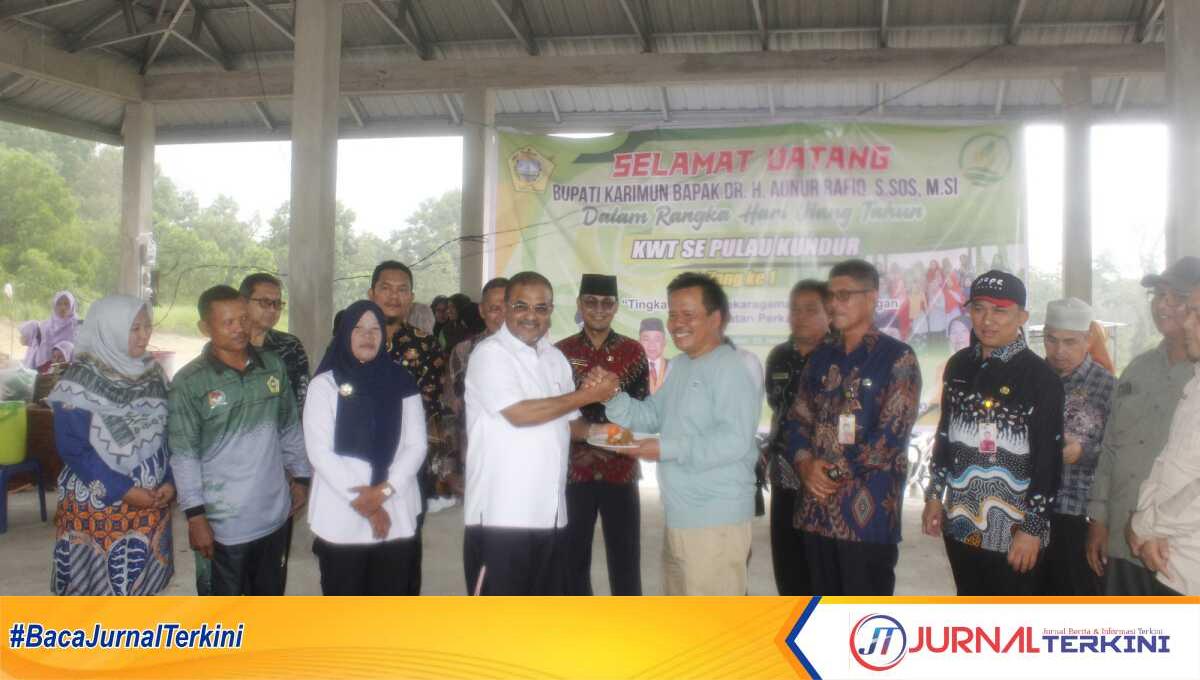 Bupati Karimun Aunur Rafiq (baju putih) menyerahkan tumpeng dalam acara HUT ke-1 Kelompok Wanita Tani se-Pulau Kundur, Kamis (25/1/2024). (JurnalTerkini.id/yogi)