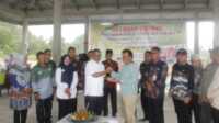 Bupati Karimun Aunur Rafiq (baju putih) menyerahkan tumpeng dalam acara HUT ke-1 Kelompok Wanita Tani se-Pulau Kundur, Kamis (25/1/2024). (JurnalTerkini.id/yogi)