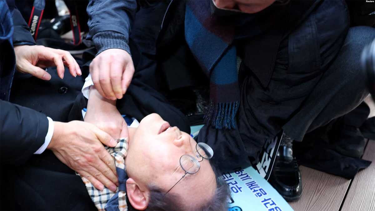 Pemimpin partai oposisi Korea selatan, Lee Jae-myung, terjatuh setelah diserang oleh seorang pria dalam kunjungannya ke Busan, Korea Selatan, pada 2 Januari 2024. (Foto: Yonhap via Reuters)