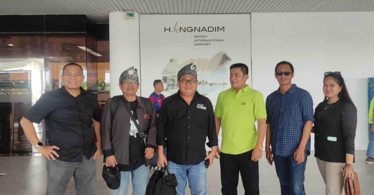 ketua umum smsi dipakaikan tanjak Ketua Umum SMSI Firdaus (tengah) memakai tanjak, songkok khas Melayu setibanya di Bandara Internasional Hang Nadim Batam, Jumat (26/1/2024(. (Dok SMSI)