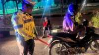 Personel Satlantas Polres Karimun merazia para pelajar yang mengendarai motor dalam razia knalpot brong di sejumlah ruas jalan, Kamis (18/1/2024). (Dok Humas Polres Karimun)