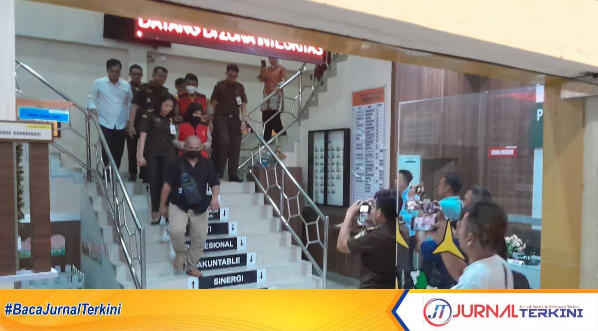 Tersangka R dan M menuruni tangga dari lantai 2 Kejaksaan Negeri Karimun pada Kamis (11/1/2024) malam usai ditetapkan sebagai tersangka dalam kasus korupsi dana hibah untuk KONI Karimun. Keduanya langsung dibawa menggunakan mobil tahanan menuju Rutan Karimun. (jurnalterkini.id/rusdi)
