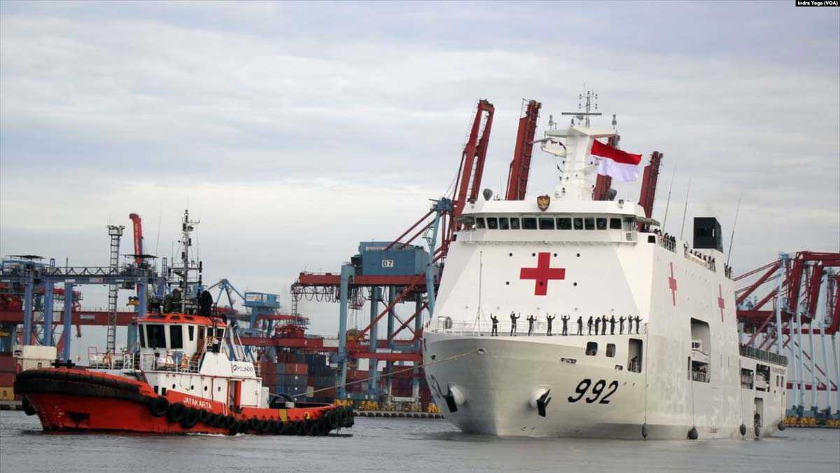 kri dr radjiman Ditarik kapal pemandu, KRI 992 dr. Radjiman Wedyodiningrat berangkat meninggalkan Indonesia menuju Mesir untuk melaksanakan misi kemanusiaan di Gaza pada Kamis (18/1) di Jakarta. (VOA/Indra Yoga)