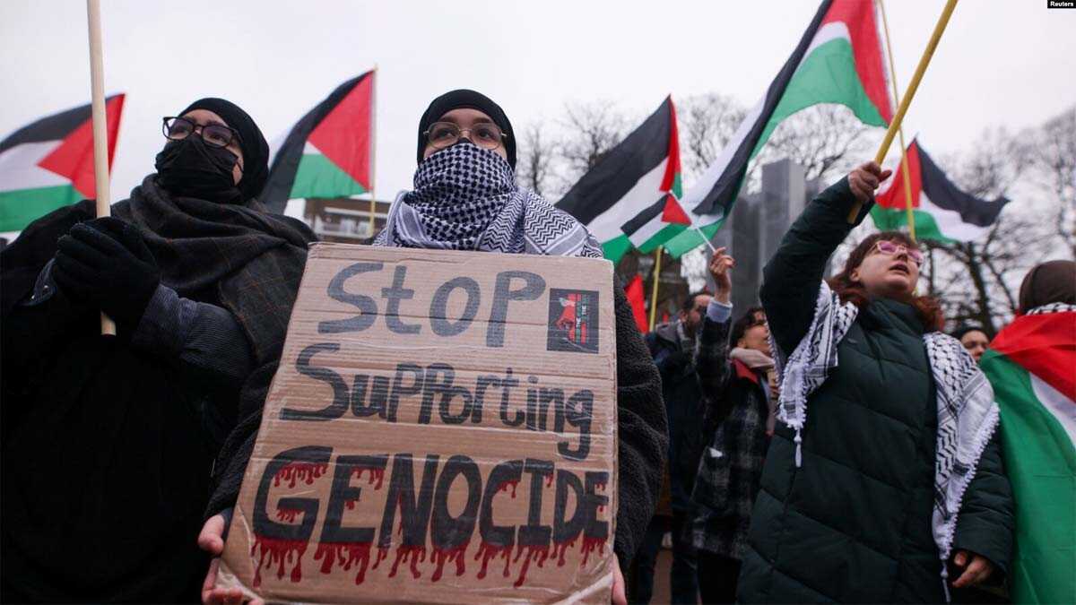 Pengunjuk rasa pro-Palestina berkumpul di dekat Mahkamah Internasional (ICJ) saat hakim mendengarkan permintaan tindakan darurat oleh Afrika Selatan untuk memerintahkan Israel menghentikan aksi militernya di Gaza, di Den Haag, Belanda 12 Januari 2024 lalu.