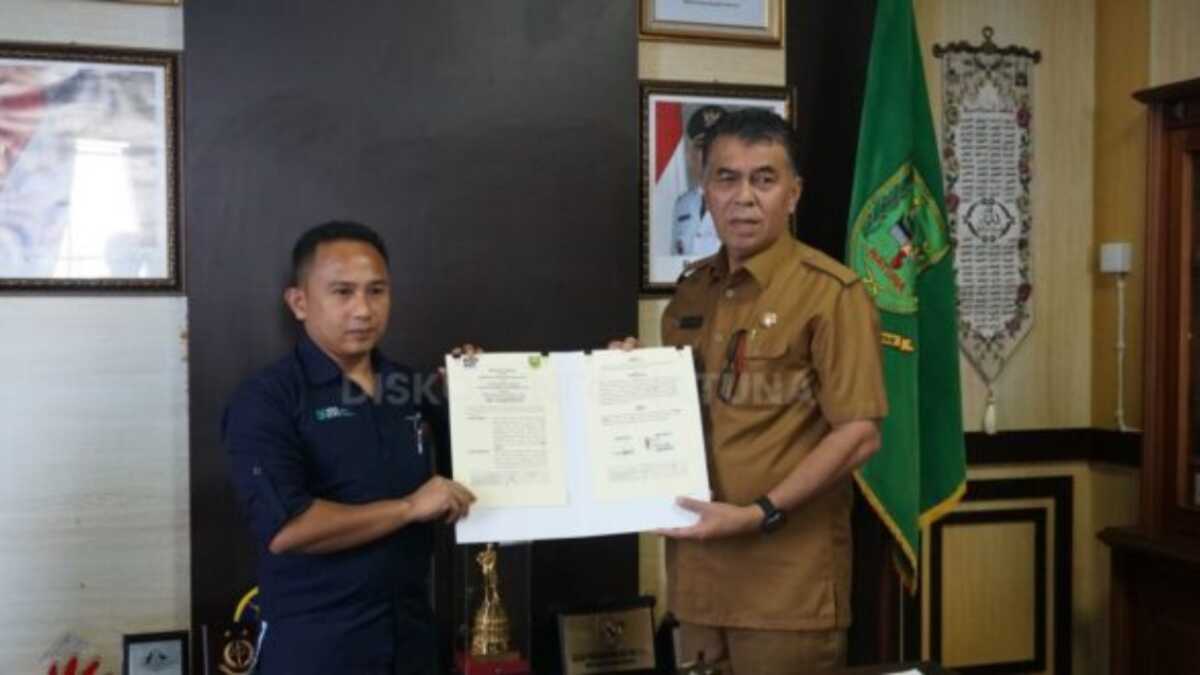 Kedua belah pihak saat menunjukkan perjanjian kerjasama penyaluran bantuan sosial kemiskinan ekstrim. (foto : diskominfona)