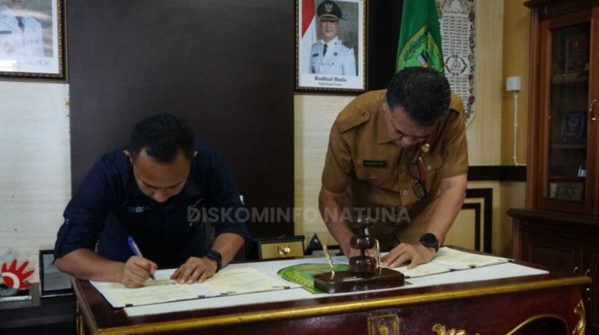 mou prmkab natuna pt pos Wan Siswandi saat menandatangani MoU dengan PT.Pos Indonesia di ruang kerjaBupatiNatun, Senin (22/1/2024). (foto : diskominfona)