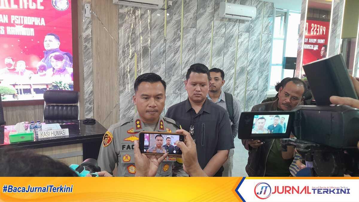 Kapolres Karimun AKBP Fadli Agus didampingi Kasat Narkoba Iptu Alfin Dwi Wahyudi Nuntung diwawancara wartawan usai konferensi pengungkapan empat kasus narkoba di lantai 2 Gedung Catur Praetya Polres Karimun, Kamis (11/1/2024). (jurnalterkini.id/rusdi)