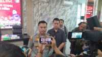 Kapolres Karimun AKBP Fadli Agus didampingi Kasat Narkoba Iptu Alfin Dwi Wahyudi Nuntung diwawancara wartawan usai konferensi pengungkapan empat kasus narkoba di lantai 2 Gedung Catur Praetya Polres Karimun, Kamis (11/1/2024). (jurnalterkini.id/rusdi)