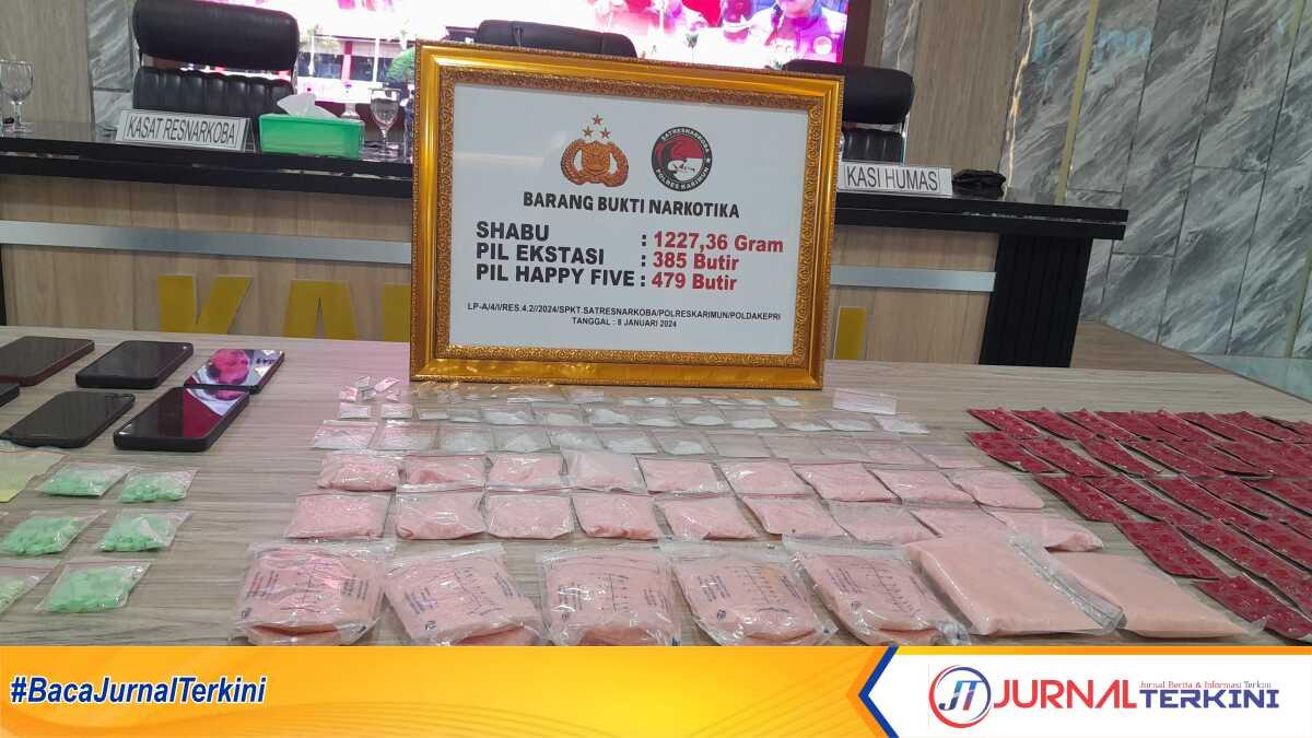Barang bukti narkotikak berupa sabu-sabu, pil ekstasi dan erimin lima atau happy yang diamankan dalam empat kasus yang diperlihatkan dalam konferensi pers di Mapolres Karimun, Kamis (11/1/2024). (jurnalterkini.id/rusdi)