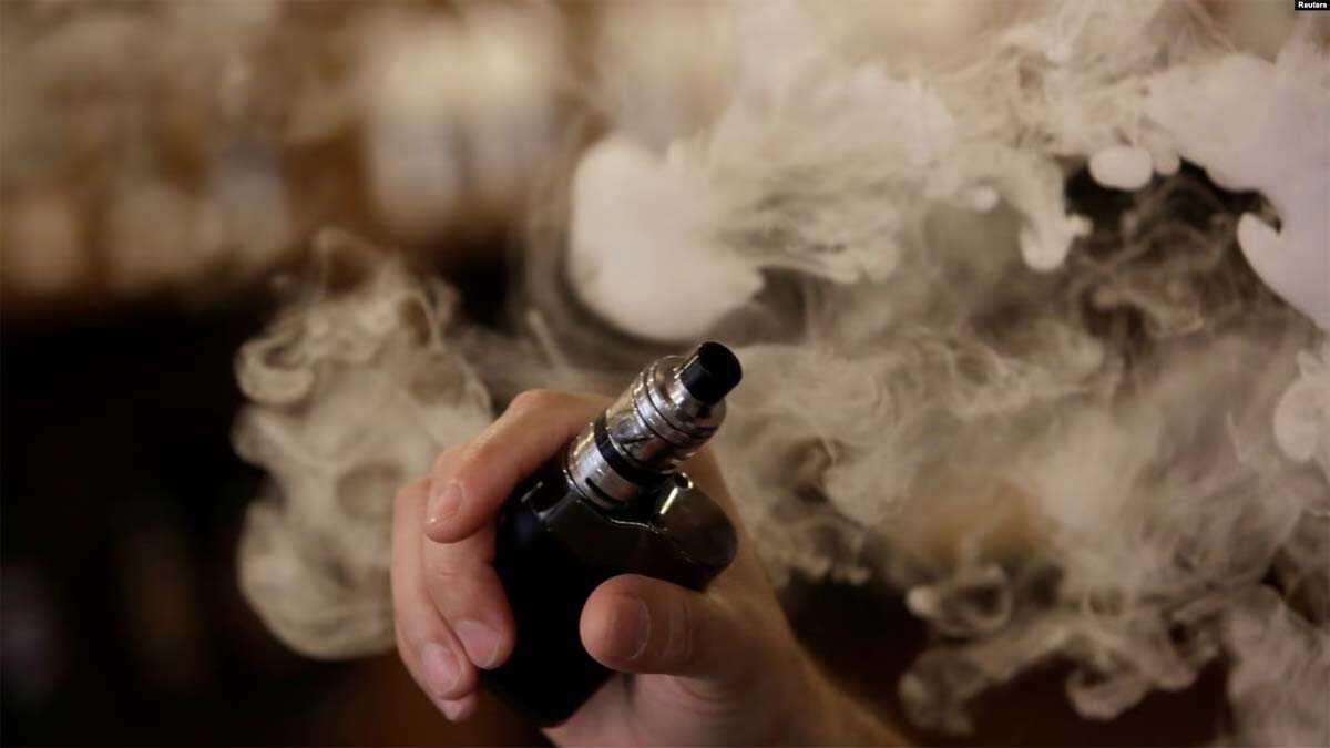 pajak rokok elektrik Seorang pria mengembuskan asap rokok elektronik. Kementerian Keuangan memberlakukan pajak vape sebesar 10 persen dari cukai rokok per 1 Januari 2024. (Foto: Reuters)