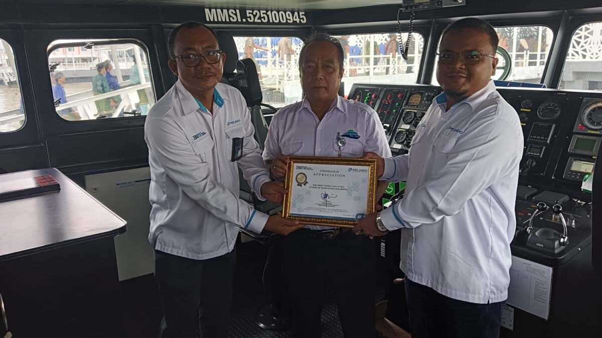 pelindo karimun Manager Bisnis dan Teknik PT Pelabuhan Indonesia (Persero) Regional I Tanjung Balai Karimun Hendri didampingi Kepala Terminal Raja Heri ketika menyerahkan sertifikat kepada Capt Sugianto, kapten kapal yang baru tiba di Pelabuhan International Tanjung Balai Karimun, Senin (1/1/2024). (Dokumentasi Pelindo)