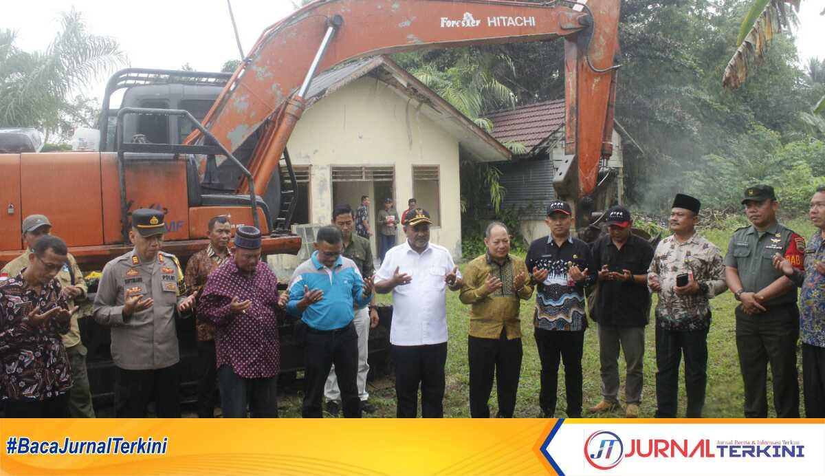 Bupati Karimun Aunur Rafiq (tengah, baju putih) berdoa bersama sejumlah pejabat ketika meninjau lokasi pembangunan ruang rawat inap RSUD Tanjungbatu, Kamis (25/1/2024). (JurnalTerkini.id/yogi)