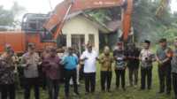 Bupati Karimun Aunur Rafiq (tengah, baju putih) berdoa bersama sejumlah pejabat ketika meninjau lokasi pembangunan ruang rawat inap RSUD Tanjungbatu, Kamis (25/1/2024). (JurnalTerkini.id/yogi)