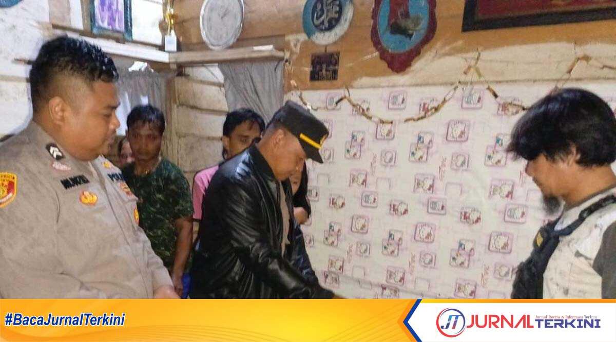 Polisi memeriksa jenazah bocah 7 tahun yang diduga dianiaya ibunya, Kamis (11/1/2024). (jurnalterkini./id/alam budi kesuma)