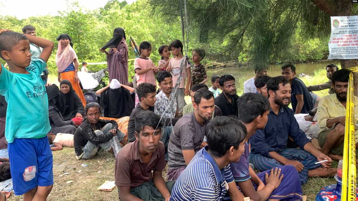 Anak-anak dan warga etnis Rohingya yang mendarat di teluk tak berpenghuni di Desa Karang Gading, Kecamatan Labuhan Deli, Kabupaten Deli Serdang, Sumatra Utara. (VOA/Anugrah Andriansyah)