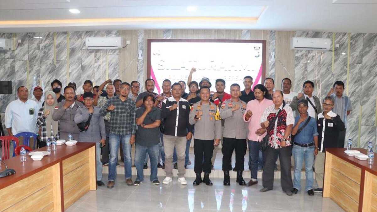 Kapolres Karimun AKBP Fadli Agus dan Wakapolres Kompol Herie Pramono berpose bersama belasan wartawan dalam acara silaturahmi dan diskusi di lantai 2 Gedung Catur Prasetya Polres Karimun, Kamis (31/1/2024). (Foto: Humas Polres Karimun/Helman)