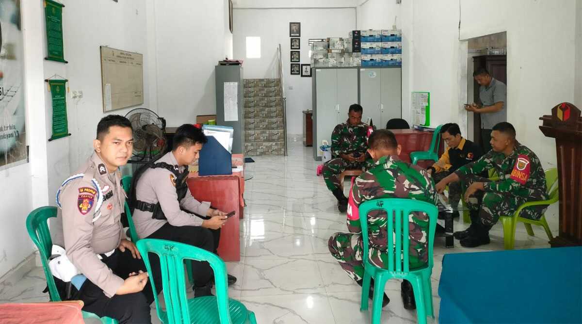 polres oku selatan jaga logistik pemilu Sejumlah personel Polres OKU Selatan berjaga-jaga di Kantor KPU setempat sebagai dari Operasi Mantap Brata untuk pengamanan Pemilu 2024, Rabu (3/1/2024). (sumsel.siberindo.co)