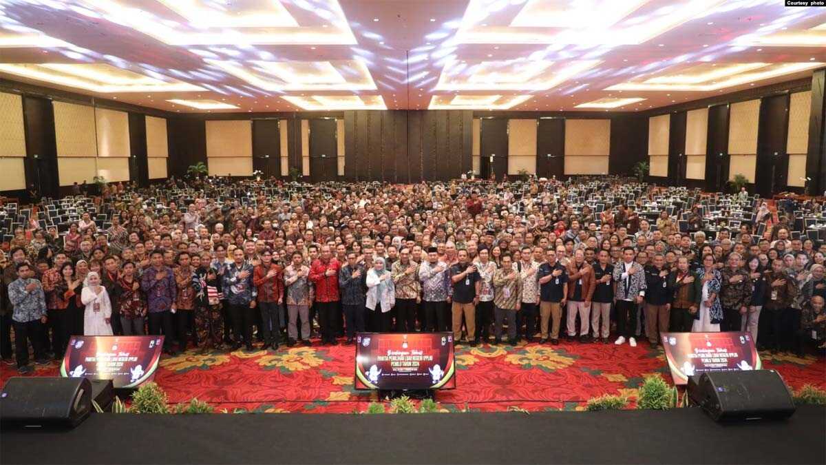 Ketua PPLN 2024 dari hampir seluruh dunia dalam salah satu acara dengan Komisi Pemilihan Umum (foto: KPU/Idan)
