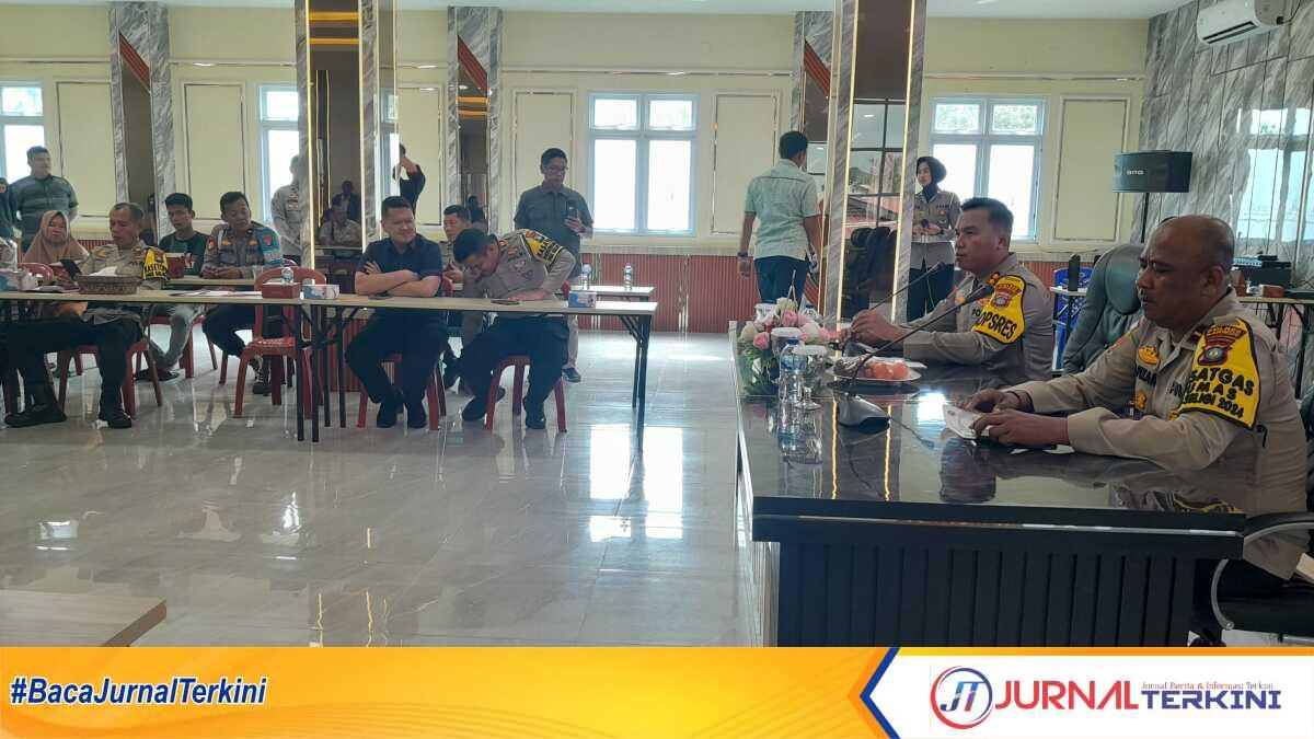 Kapolres Karimun AKBP Fadli Agus didampingi jajaran menggelar rilis pers akhir tahun di Mapolres Karimun pada 28 Desember 2023. (JurnalTerkini.id/jansen)