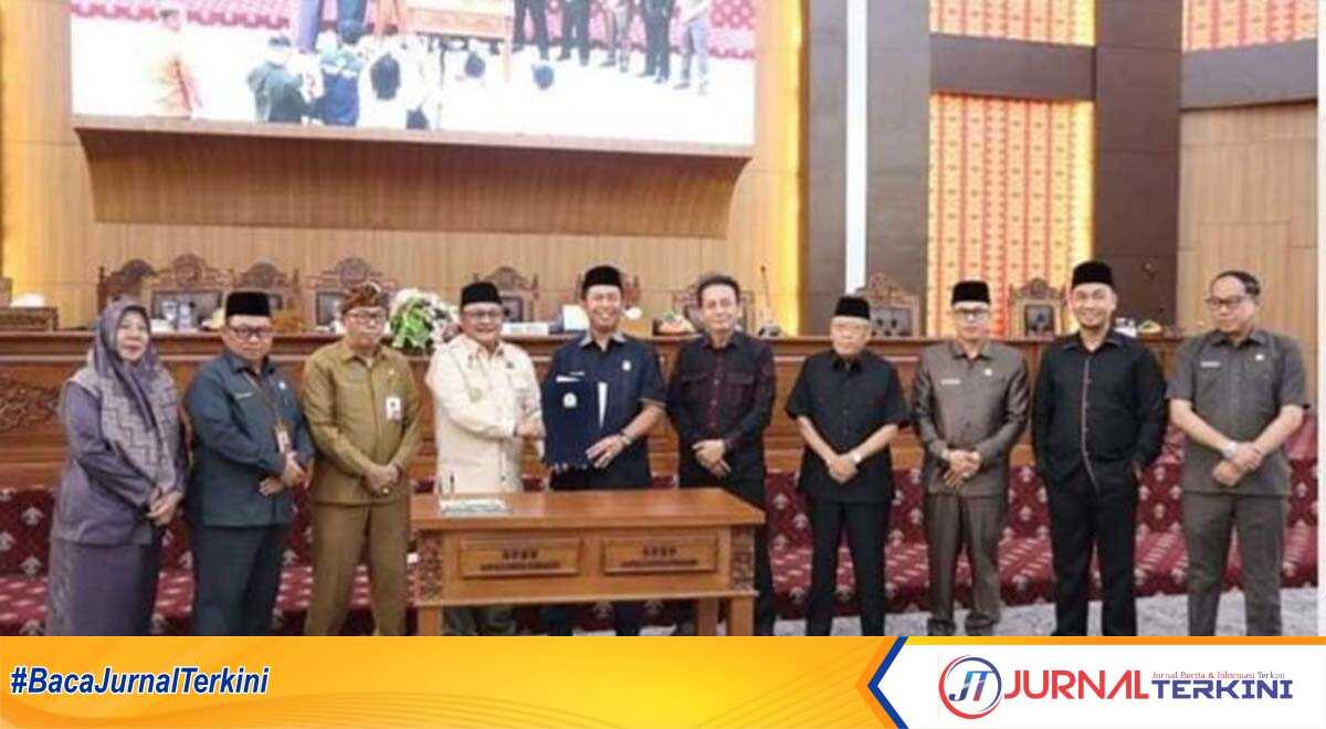 Wali Kota bersama Ketua DPRD Kota Lubuklinggau menunjukkan naskah kesepakatan pembahasan Program Pembentukan Peraturan Daerah (Propemperda) 2024 dalam rapat paripurna di DPRD Kota Lubuklinggau, Senin (29/1/2024). (jurnalterkini.id/alam budi kesuma)