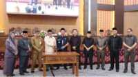 Wali Kota bersama Ketua DPRD Kota Lubuklinggau menunjukkan naskah kesepakatan pembahasan Program Pembentukan Peraturan Daerah (Propemperda) 2024 dalam rapat paripurna di DPRD Kota Lubuklinggau, Senin (29/1/2024). (jurnalterkini.id/alam budi kesuma)