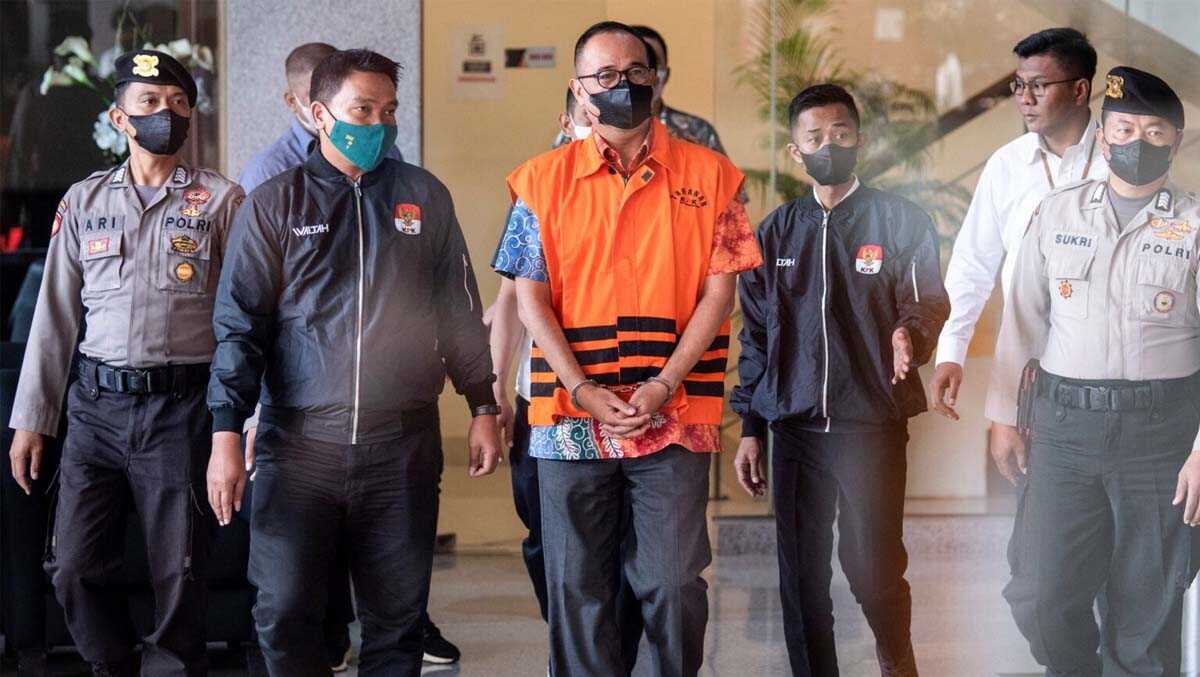 rafael alun trisambodo Rafael Alun Trisambodo, petugas pajak senior ditangkap Komisi Pemberantasan Korupsi di Jakarta, 3 April 2023. (Antara Foto/M Risyal Hidayat/via REUTERS).