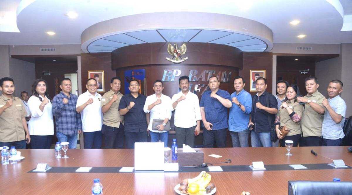 rapimprov smsi kepri Ketua SMSI Provinsi Kepri (6 kiri) dan jajaran berfoto bersama Kepala BP Batam H Muhammad Rudi (tengah) dan jajaran usai audiensi di gedung marketing BP Batam, Senin (22/1/2024). (dok SMSI Kepri)