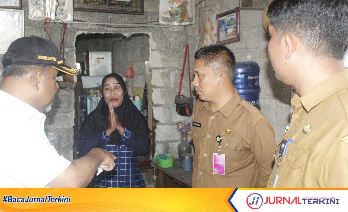 Bupati Karimun Aunur Rafiq didampingi Kepala Dinas PUPR Cahyo Prayitno meninjau rumah tidak layak seorang warga di Telaga Tujuh, Kecamatan Karimun, Selasa (16/1/2024). (jurnalterkini.id/yogi)