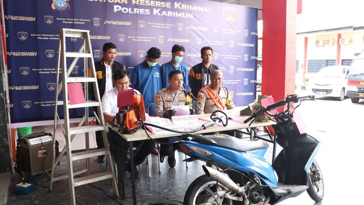 Kapolres Karimun AKBP Fadli Agus didampingi Kasat Reskrim AKP Gidion Karo Sekali dan Kasihumas Ipda Zulfikar memberikan keterangan terkait penangkapan dua tersangka pencurian di 12 TKP di Mapolres Karimun, Rabu (3/1/2024). (Dok Humas Polres Karimun)