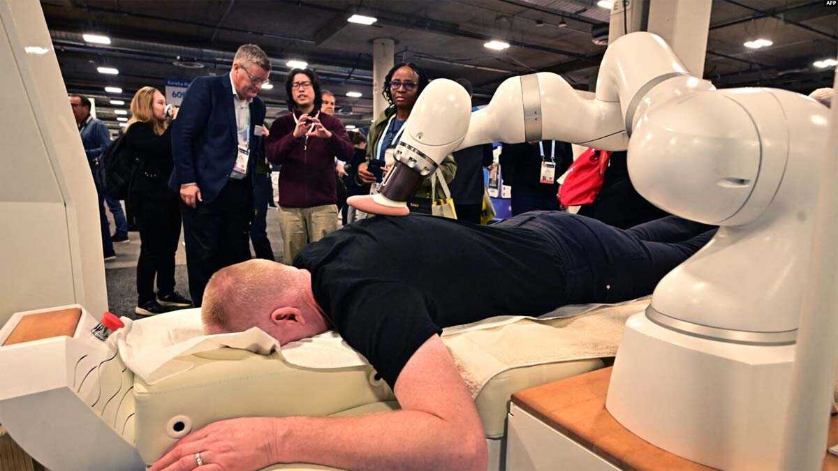 robot pijat kecerdasan buatan Seorang pria merasakan pijat iYU Spa dari Capsix Robotics, perangkat terapi pijat berbantuan AI pada Consumer Electronics Show (CES) di Las Vegas, Nevada, 10 Januari 2024. (Frederic J. BROWN / AFP)