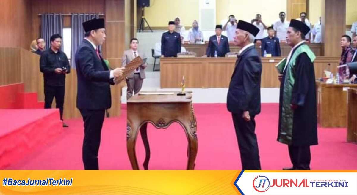 Politisi Partai Golkar M Roni dilantik sebagai pengganti antarwaktu anggota DPRD Musi Rawas dalam rapat paripurna di Gedung DPRD setempat, Rabu (10/1/2024). (jurnalterkini.id/alam budi kesuma)