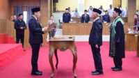 Politisi Partai Golkar M Roni dilantik sebagai pengganti antarwaktu anggota DPRD Musi Rawas dalam rapat paripurna di Gedung DPRD setempat, Rabu (10/1/2024). (jurnalterkini.id/alam budi kesuma)