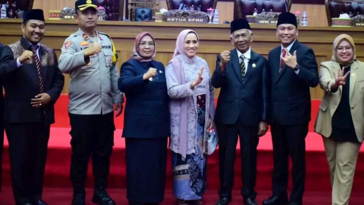 Politisi Partai Golkar M Roni (tiga kanan) berfoto bersama pimpinan dewan dan sejumlah pejabat usai dilantik sebagai pengganti antarwaktu anggota DPRD Musi Rawas dalam rapat paripurna di Gedung DPRD setempat, Rabu (10/1/2024). (jurnalterkini.id/alam budi kesuma)