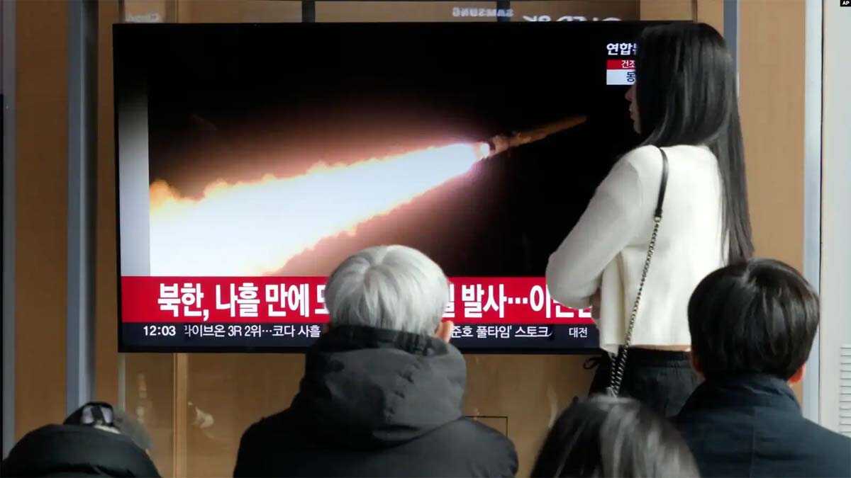 Sebuah stasiun televisi menayangkan berita tentang peluncuran peluru kendali atau rudal Korea Utara di Stasiun Kereta Seoul di Seoul, Korea Selatan, Minggu, 28 Januari 2024. (Foto: AP)