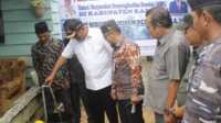 Bupati Karimun Aunur Rafiq didampingi Direktur Perumda Tirta Mulia Karimun Herry Budiarto, Ketua DPRD M Yusuf Sirat, Kapolres AKBP Fadli Agus dan pejabat lainnya meresmikan program SR gratis untuk masyarakat berpenghasilan rendah di Telaga Tujuh, Kecamatan Karimun, Selasa (16/1/2024). (jurnalterkini.id/yogi)
