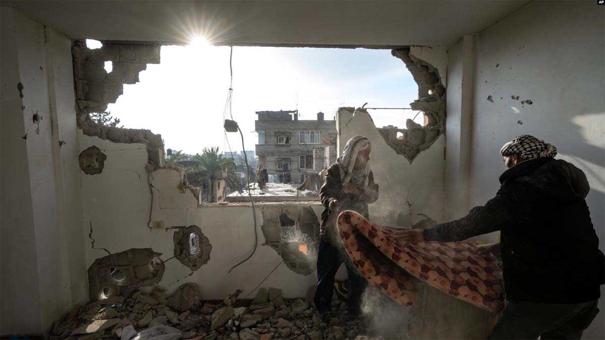 serangan udara israhel di gaza Warga Palestina mengumpulkan barang-barang mereka dari rumah mereka yang rusak pasca serangan udara Israel di Rafah, Jalur Gaza selatan, 27 Januari 2024. (Foto: AP)