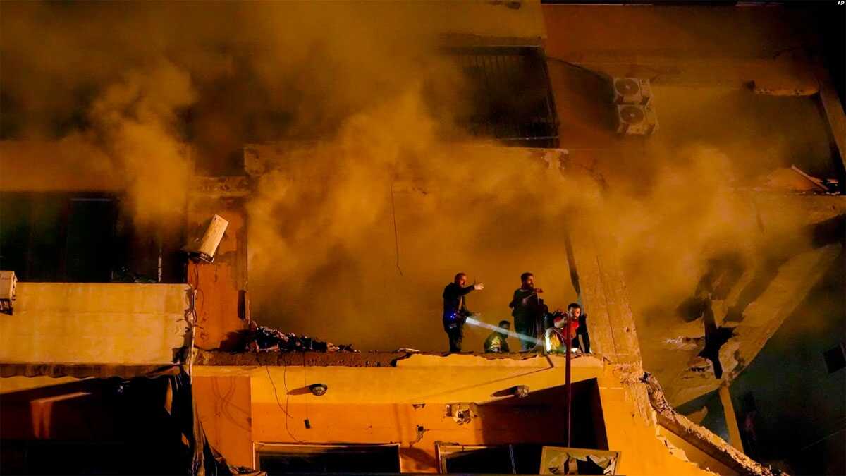 serangan zionis di beirut lebanon Petugas memadamkan kobaran api pasca ledakan di Beirut hari Selasa (2/1/2023) yang menewaskan Saleh Arouri, seorang pejabat tinggi kelompok militan Hamas.