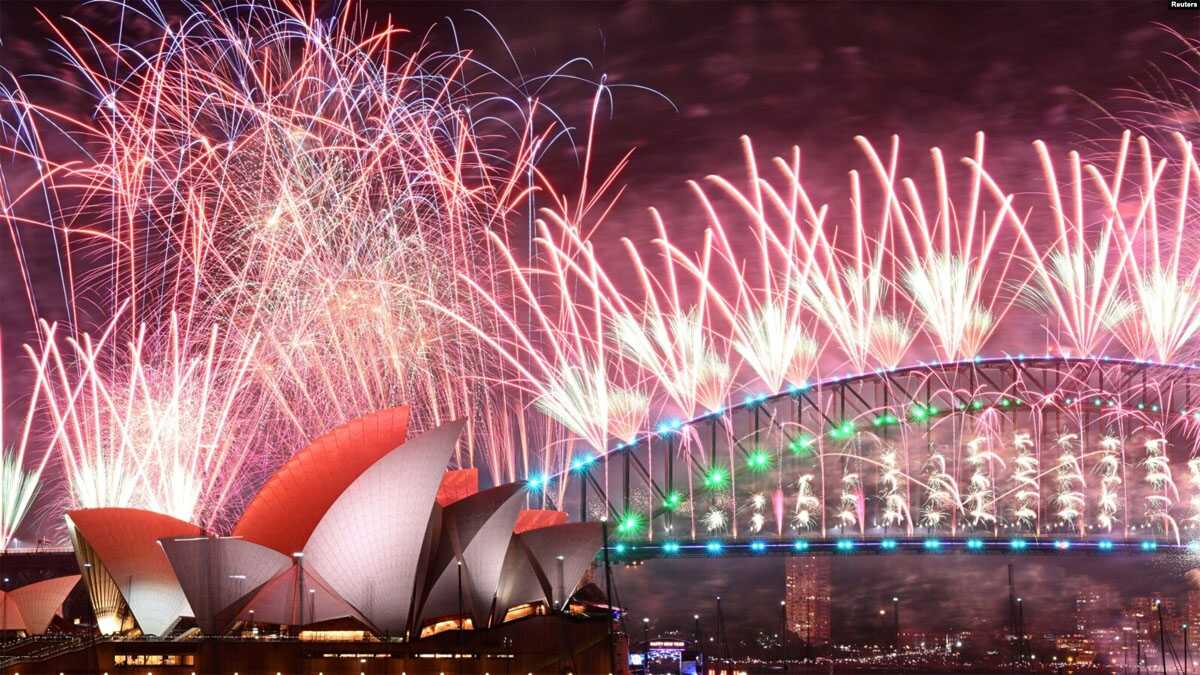 Kota Sydney di Australia menyambut tahun baru dengan pesta kembang api di atas Sydney Opera House and jembatan Harbour.