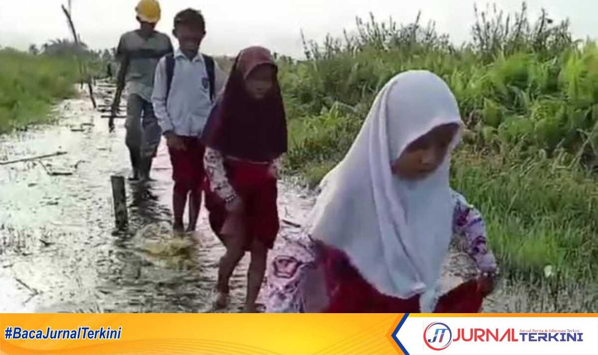 siswa ke sekolah lewat jalur ekstrem