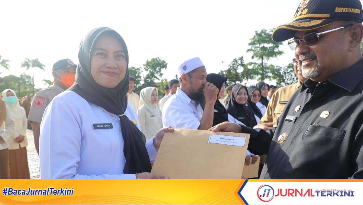 Bupati Karimun Aunur Rafiq menyerahkan SK pengangkatan kepada salah satu PPPK dalam upacara di halaman Kantor Bupati Karimun, Senin (8/1/2024). (jurnalterkini.id/edy)
