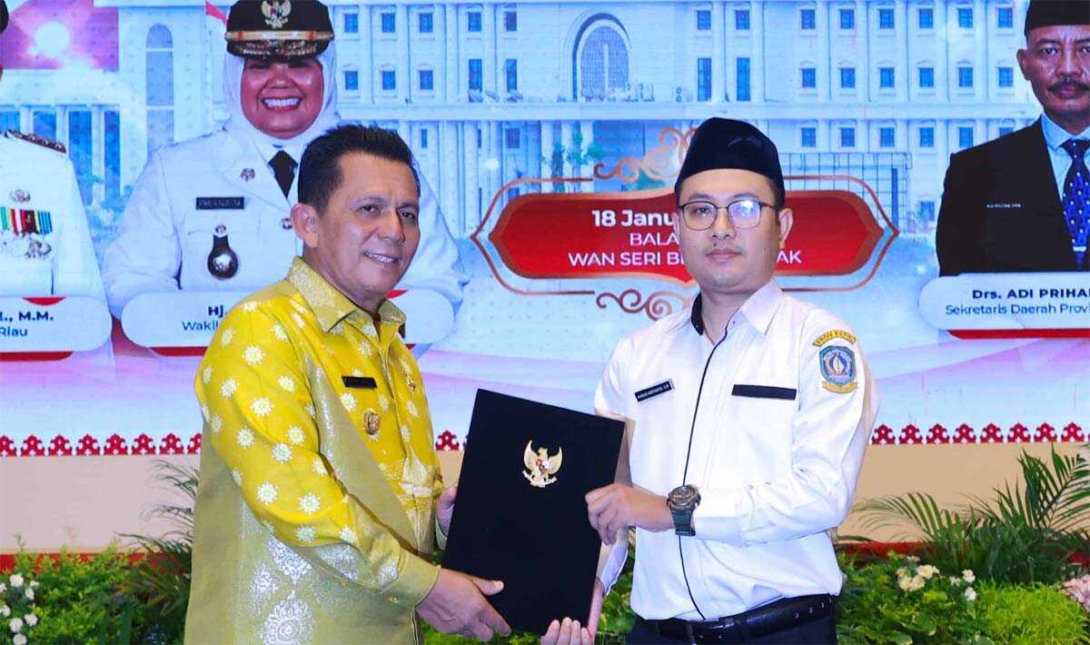 Gubernur Kepri Ansar Ahmad menyerahkan Surat Keputusan (SK) Pegawai Tidak Tetap (PTT) di lingkungan Pemerintah Provinsi (Pemprov) Kepri tahun 2024 di Balairung Wan Seri Beni Dompak, Kamis (18/1/2024). (dok Diskominfo Kepri)