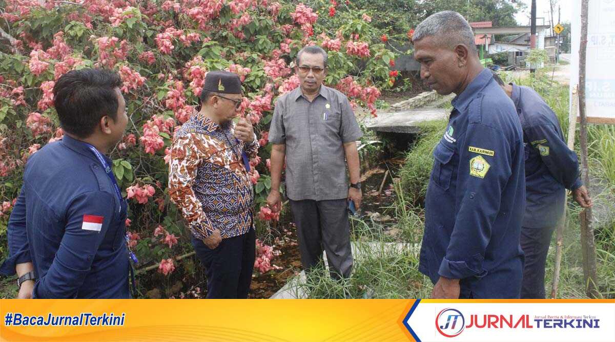 Ketua DPRD Karimun M Yusuf Sirat berdiskusi dengan Direktur Perumda Tirta Mulia Karimun ketika meninjau kawasan di Sungai Raya, Kecamatan Meral yang belum teraliri air bersih, Selasa (16/1/2024). (jurnalterkini.id/yogi)