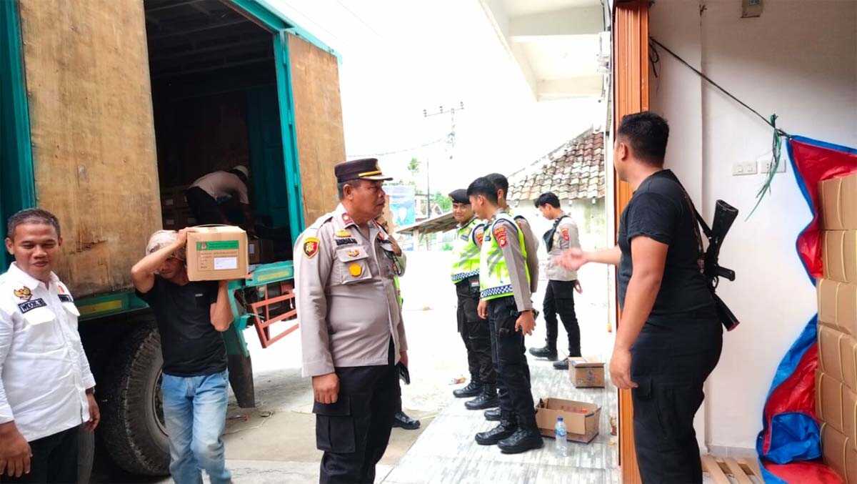 Surat suara DPRD kabupaten dan provinsi tiba di gudang logistik Komisi Pemilihan Umum (KPU) OKU Selatan, Provinsi Sumatera Selatan, Senin (8/1/2024). (sumsel.siberindo.co)