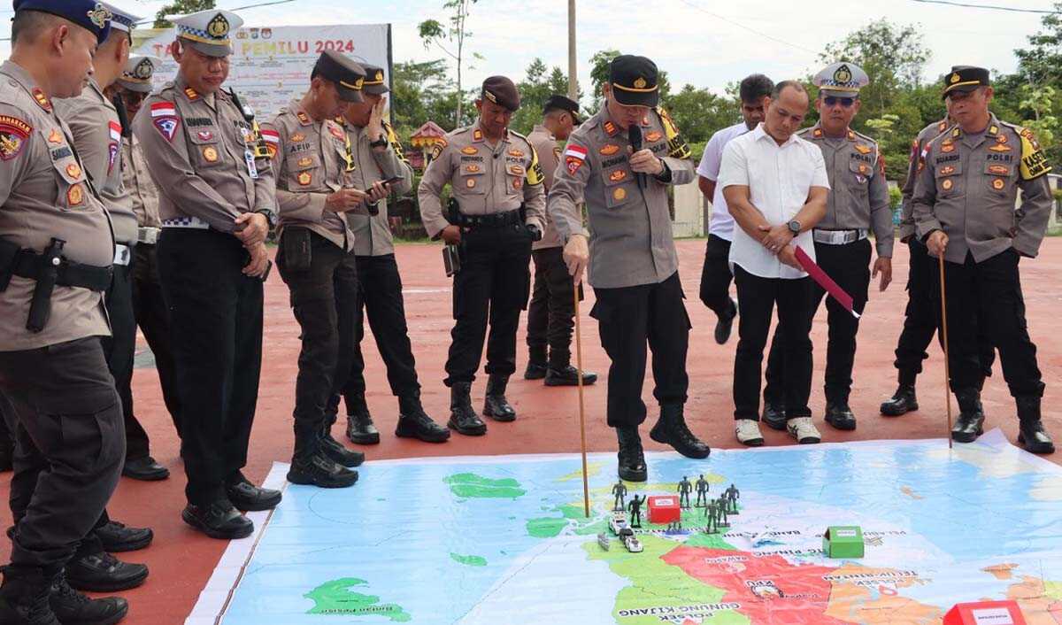 tactical floor game pemilu polres bintan Kepolisian Resor (Polres) Bintan menggelar tactical floor games di Mapolres Bintan, Rabu (24/1/2024) untuk pengamanan kampanye rapat umum Pemilu 2024. (Dok Humas Polres Bintan)