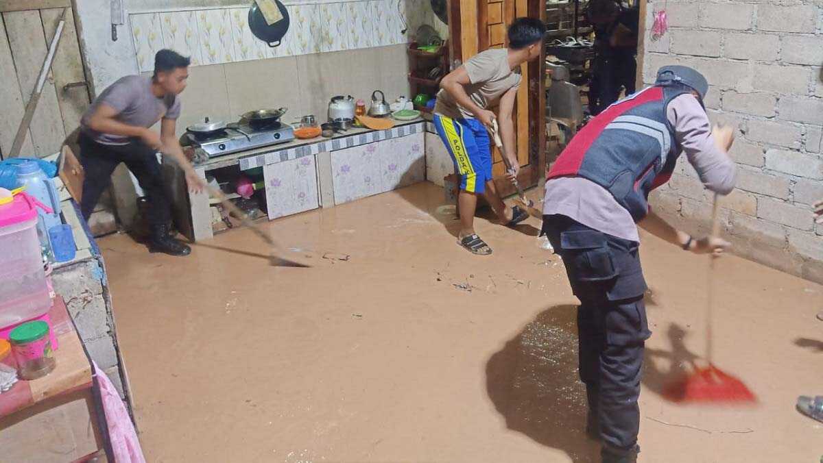 tanggul air di moro jebol Personel Polsek Moro bersama warga membersihkan lumpur yang menggenangi rumah akibat pecahnya tanggul penampung air di Kampung Sidomoro, Kelurahan Moro, Kecamatan Moro, Minggu (7/1/2024). (Dokumentasi pribadi)