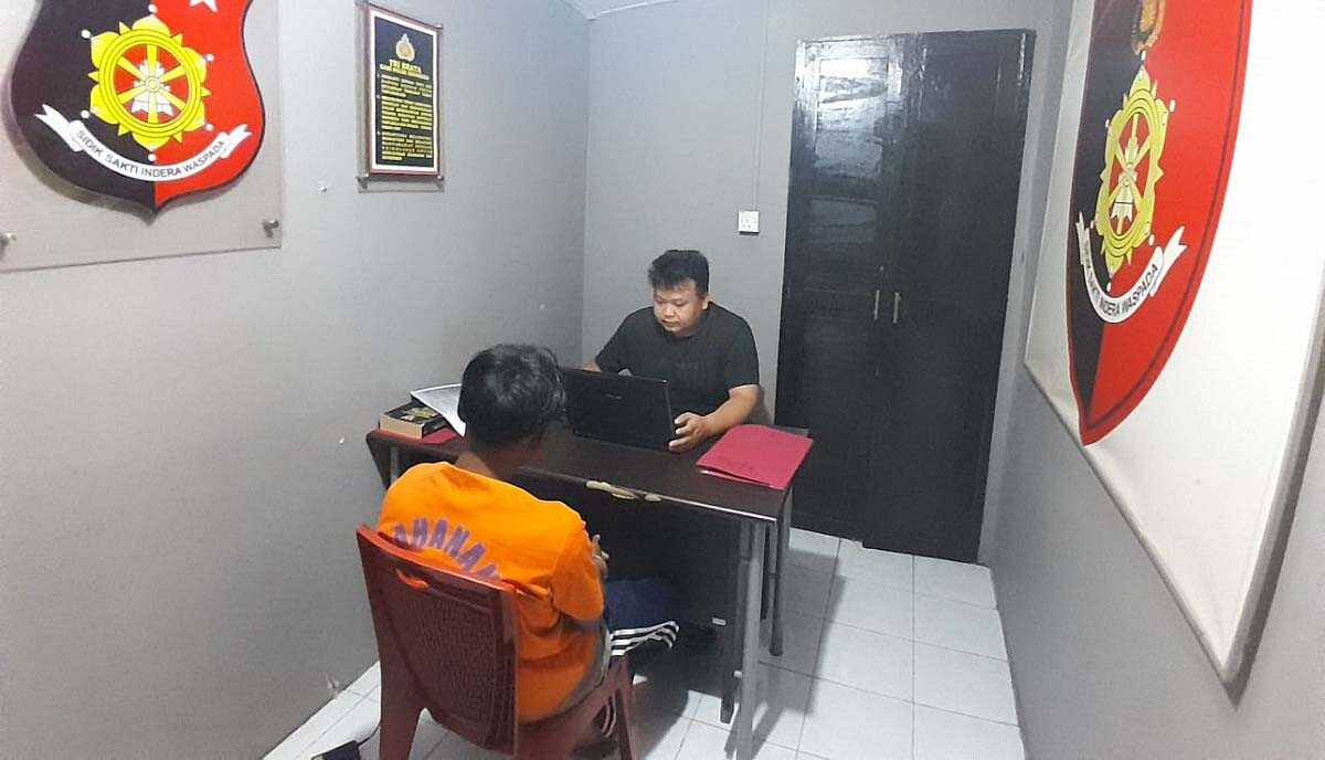 tersangka penganiayaan anak di bawah umur MAS, tersangka penganiayaan anak di bawah umur diperiksa Unit Reskrim Polsek Bintan Timur, Senin (16/1/2024). (Dok Humas Polres Bintan)