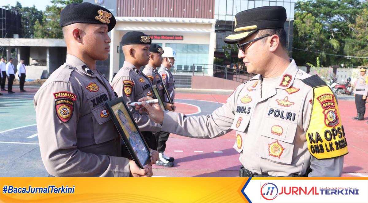 Kapolres Inhil secara simbolis memberhentikan dengan tidak hormat atau memecat tiga personelnya dalam upacara di Mapolres Inhil, Senin (29/1/2024). (jurnalterkini,id/abdullah)