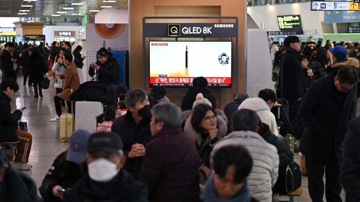 uji coba rudal korea utara Orang-orang menonton layar televisi yang menayangkan siaran berita tentang uji coba rudal Korea Utara, di stasiun kereta api di Seoul pada 14 Januari 2024. (Foto: AFP)
