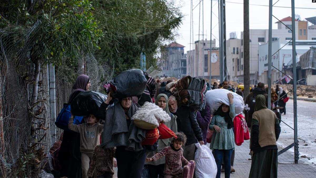 warga gaza mengungsi ke rafah Warga Palestina tiba di kota di wilayah selatan, Rafah, setelah melarikan diri dari kepungan serangan udara dan darat yang dilancarkan oleh Israel di Khan Younis, pada 29 Januari 2024. (Foto: AP/Fatima Shbair)